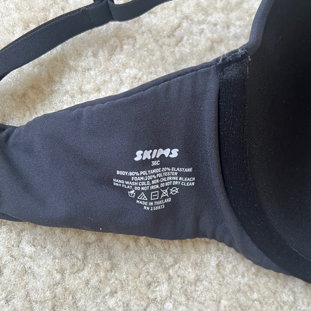 SKIMS Fits Everybody T-Shirt Bra In Onyx - Picture 3 of 3
